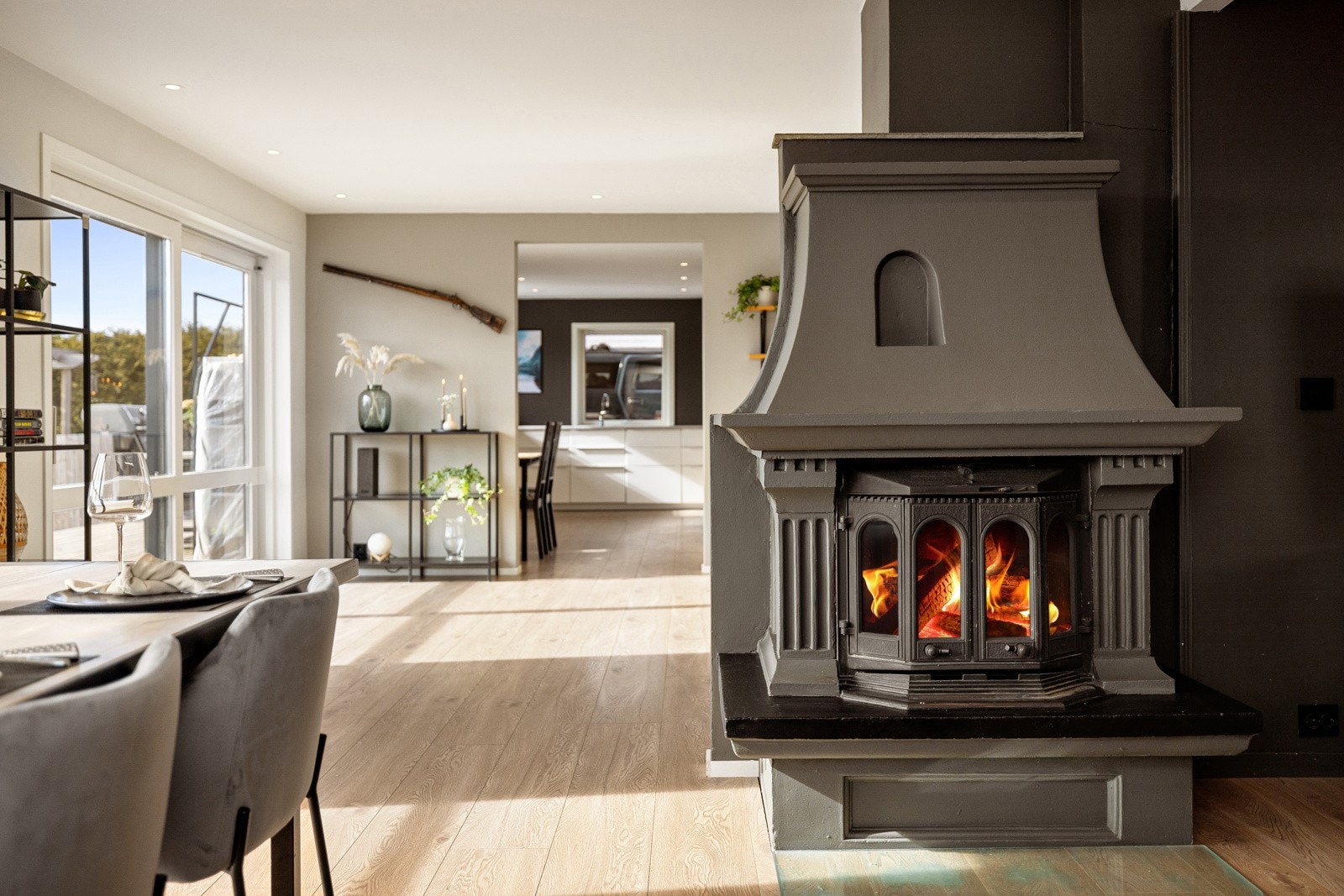 Flott peis som lager et naturlig skille mellom stue- og spisestue. Galleribilde