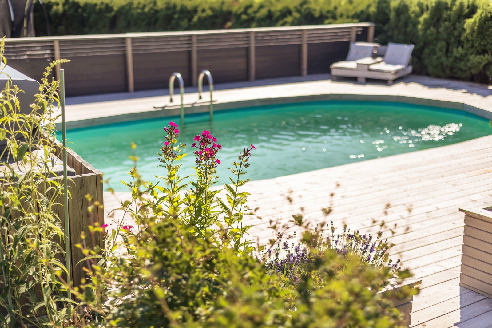 Meget hyggelig terrasse-/ bassengområde med gode solforhold Galleribilde