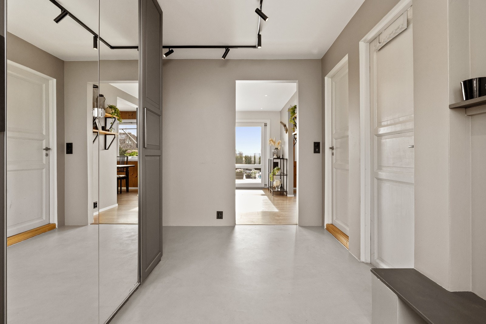 Entréen har rikelig med oppbevaringsplass i praktisk garderobe med speilfront. Galleribilde