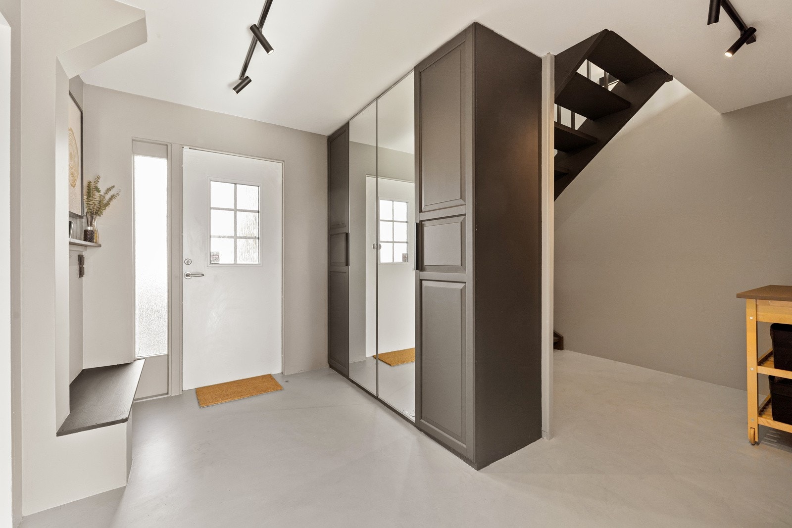 Mellomgang / entré med trappeløp opp til boligens 2. etasje. Galleribilde