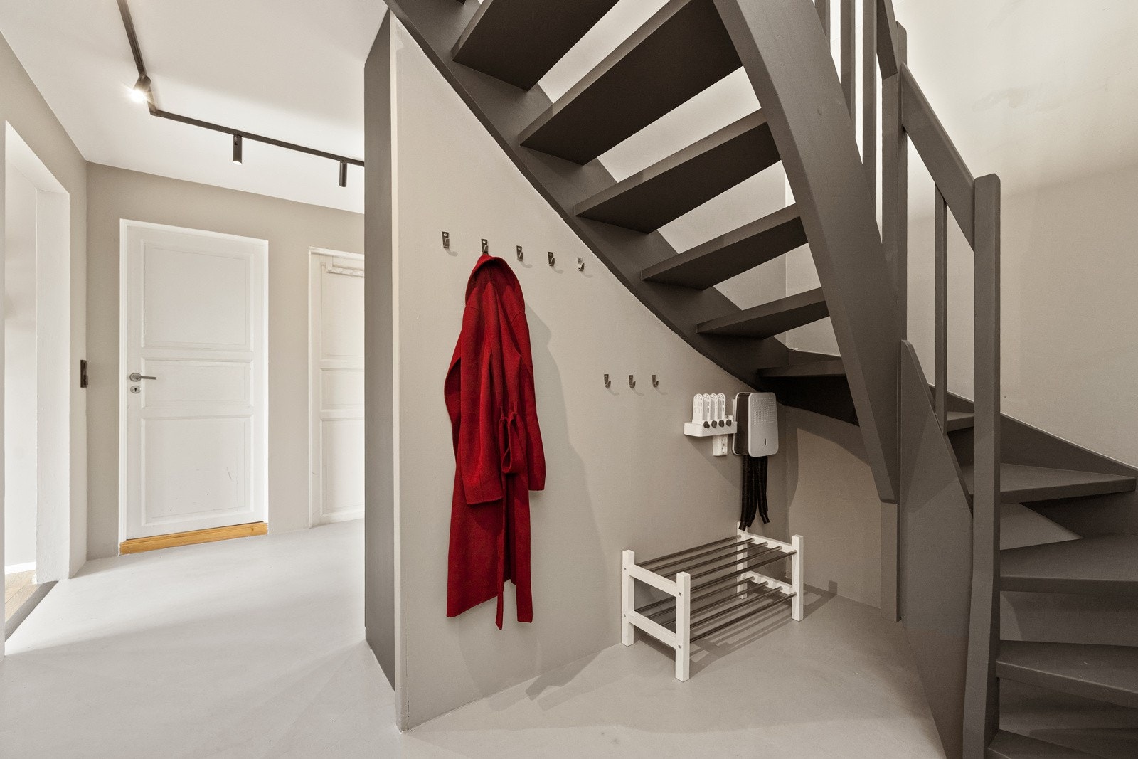 Trappeløp ned igjen mot boligens entré og inngangsparti. Galleribilde