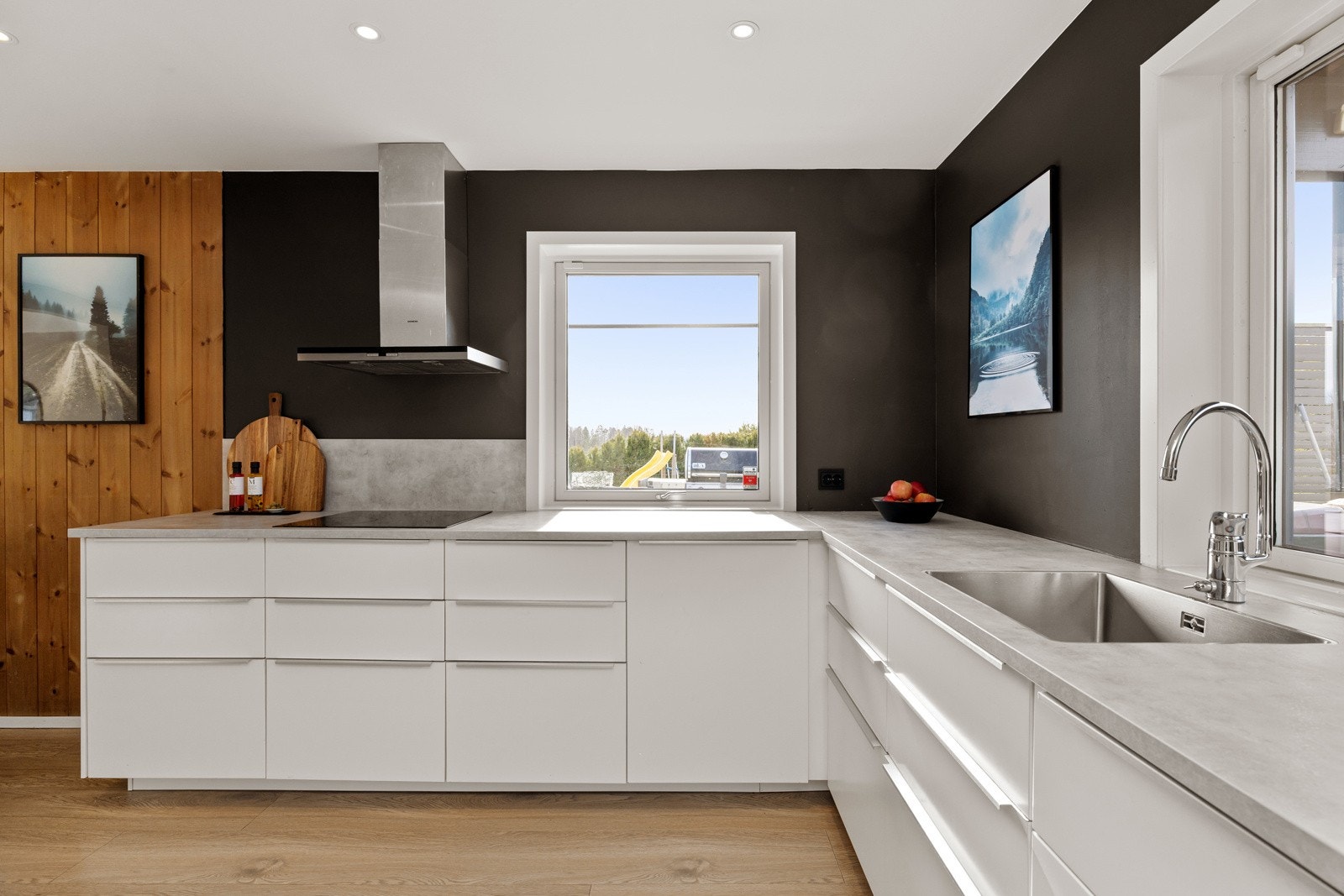 Kjøkkenet har god skap- og benkeplass, samt medfølgende, integrerte hvitevarer i form av komfyr, mikroovn, oppvaskmaskin og kjøleskap. Galleribilde