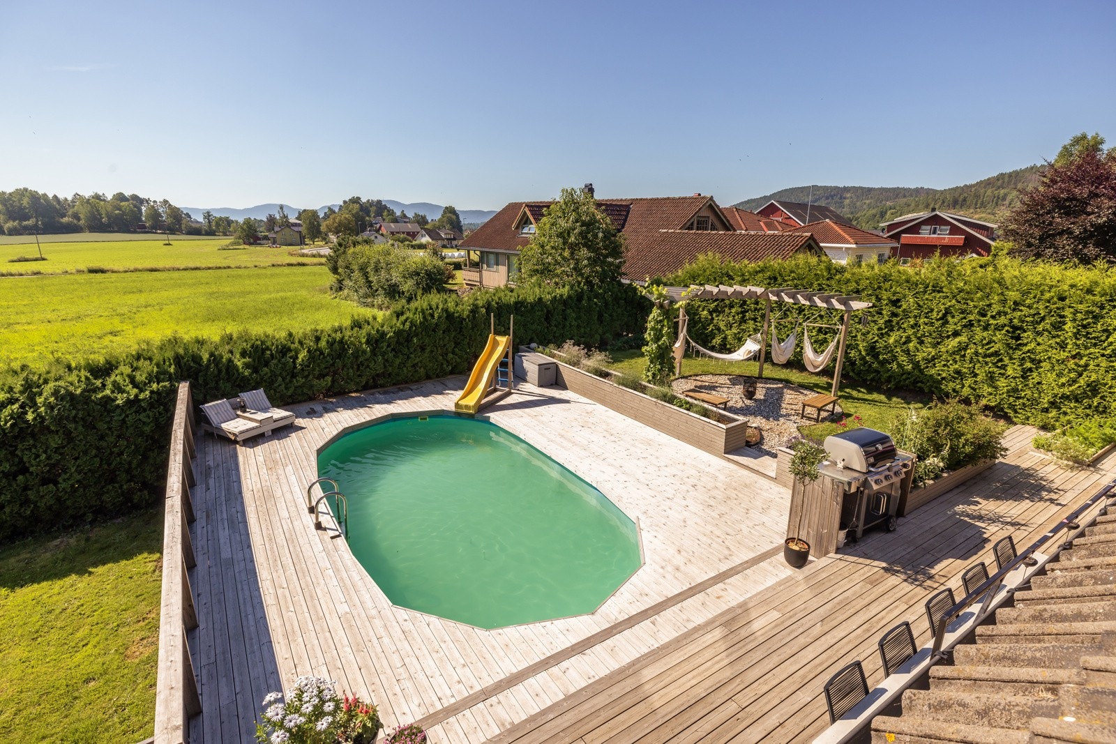 Meget hyggelig terrasse-/ bassengområde med gode solforhold Galleribilde