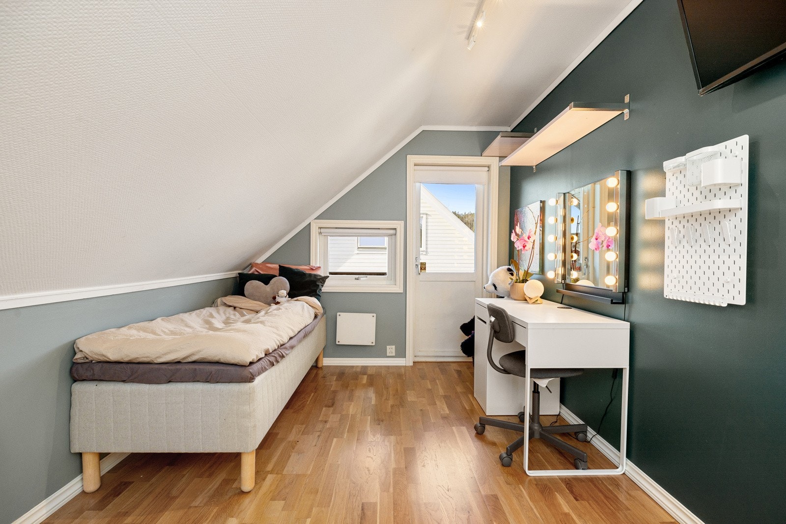 Soverom 5 med plass til seng, nattbord og kontorpult. Soverom 4 og 5 har balkongdør ut til vestvendt balkong på ca. 5 kvm. Galleribilde