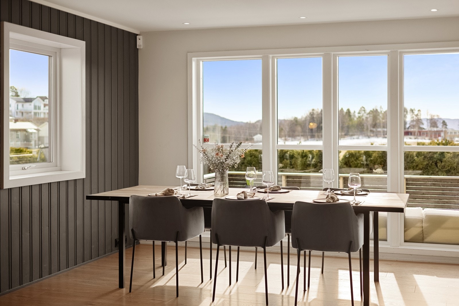 Spisestuen har store, flotte vinduer som gir rommet et fantastisk lysinnslipp. Galleribilde