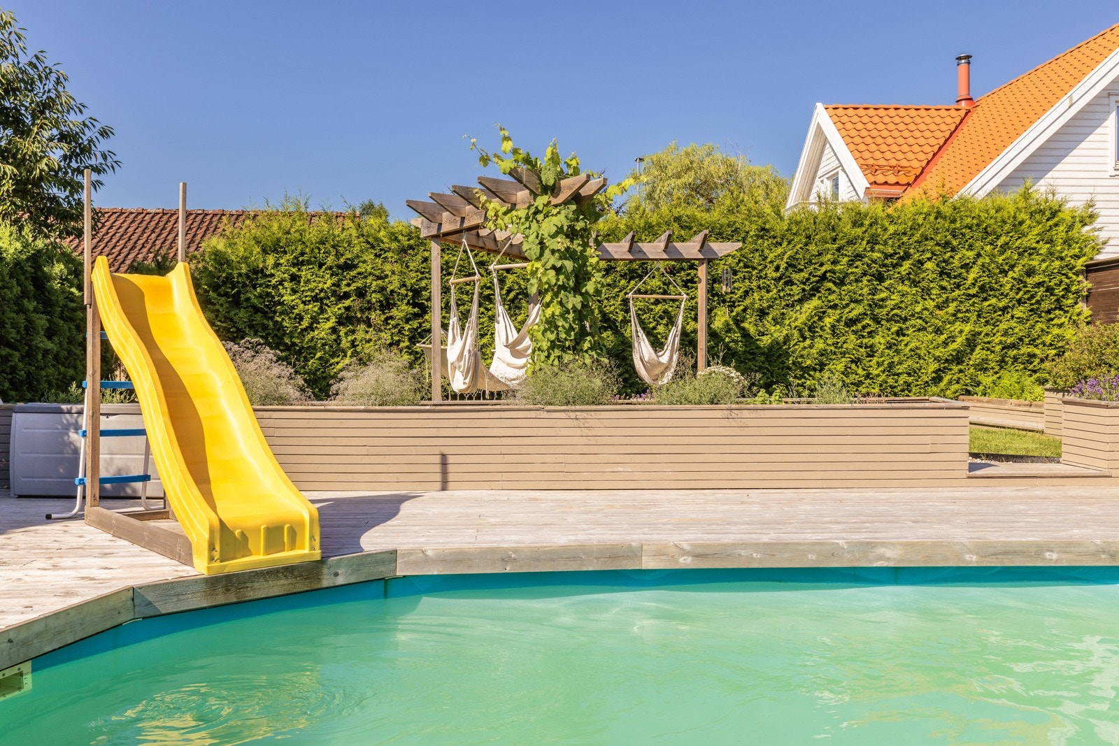 Meget hyggelig terrasse-/ bassengområde med gode solforhold Galleribilde