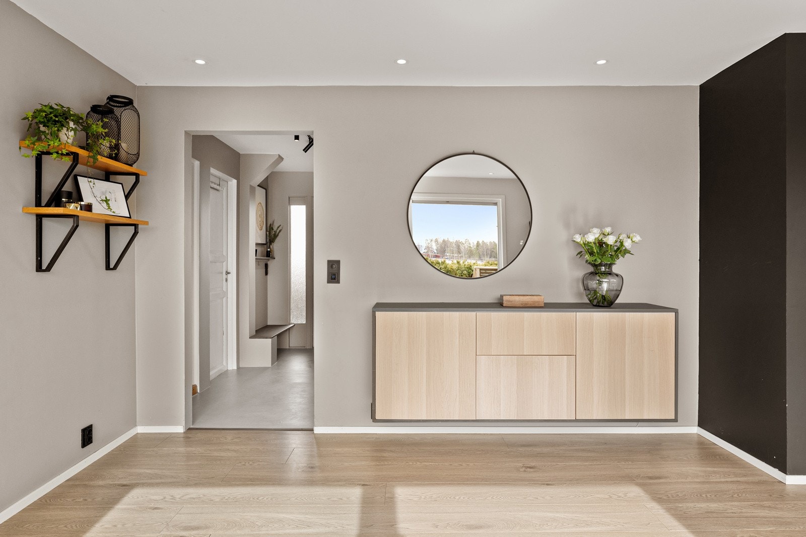 Innbydende mellomgang. Galleribilde