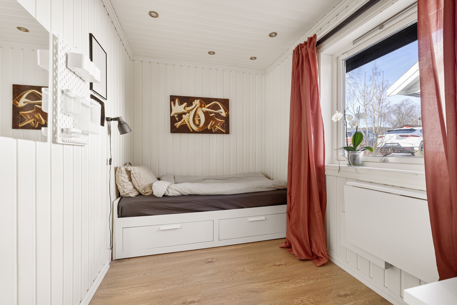 Soverom 1 med plass til dobbeltseng, nattbord og garderobeløsning. Galleribilde