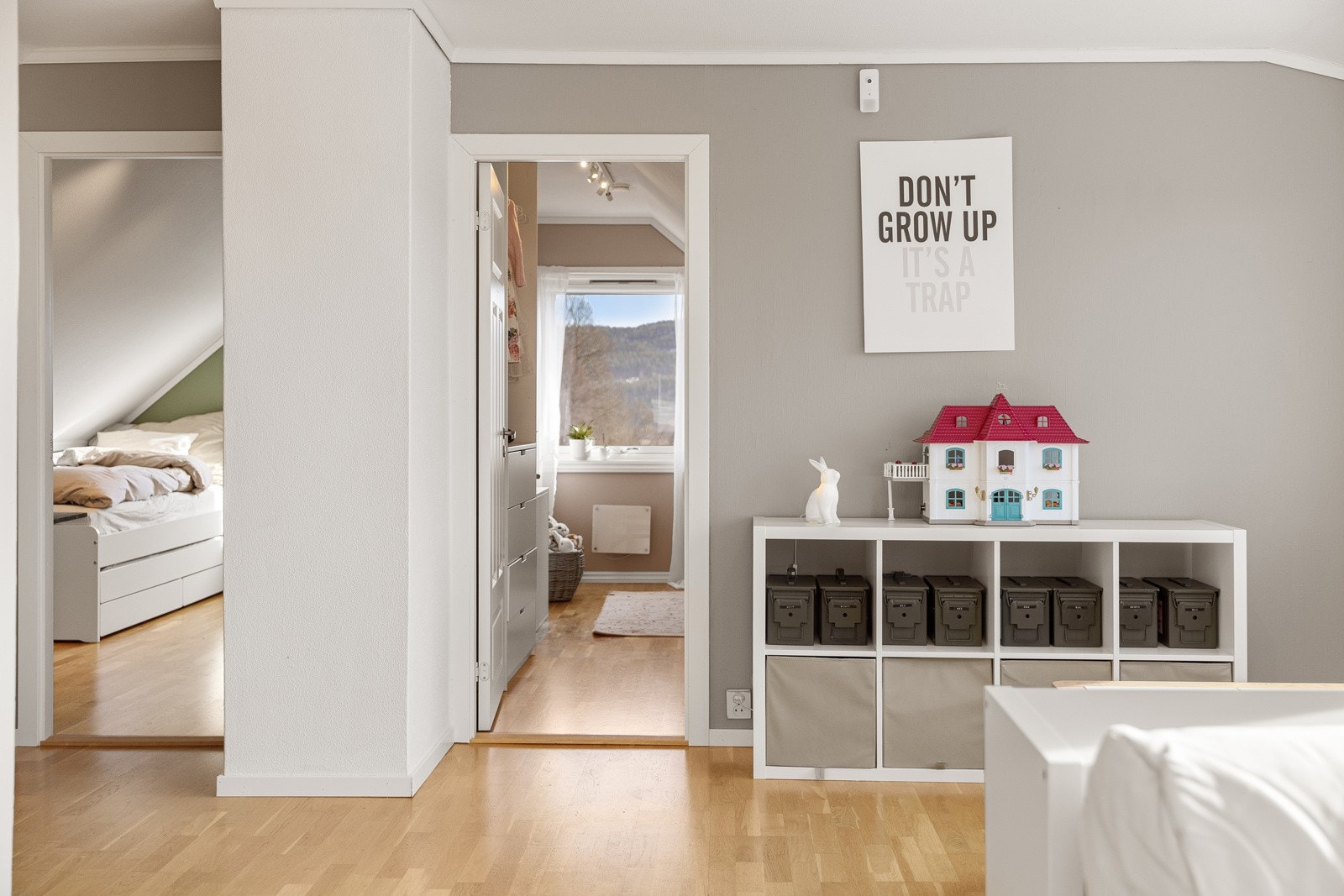 Adkomst til 4 av boligens soverom via loftstuen. Galleribilde