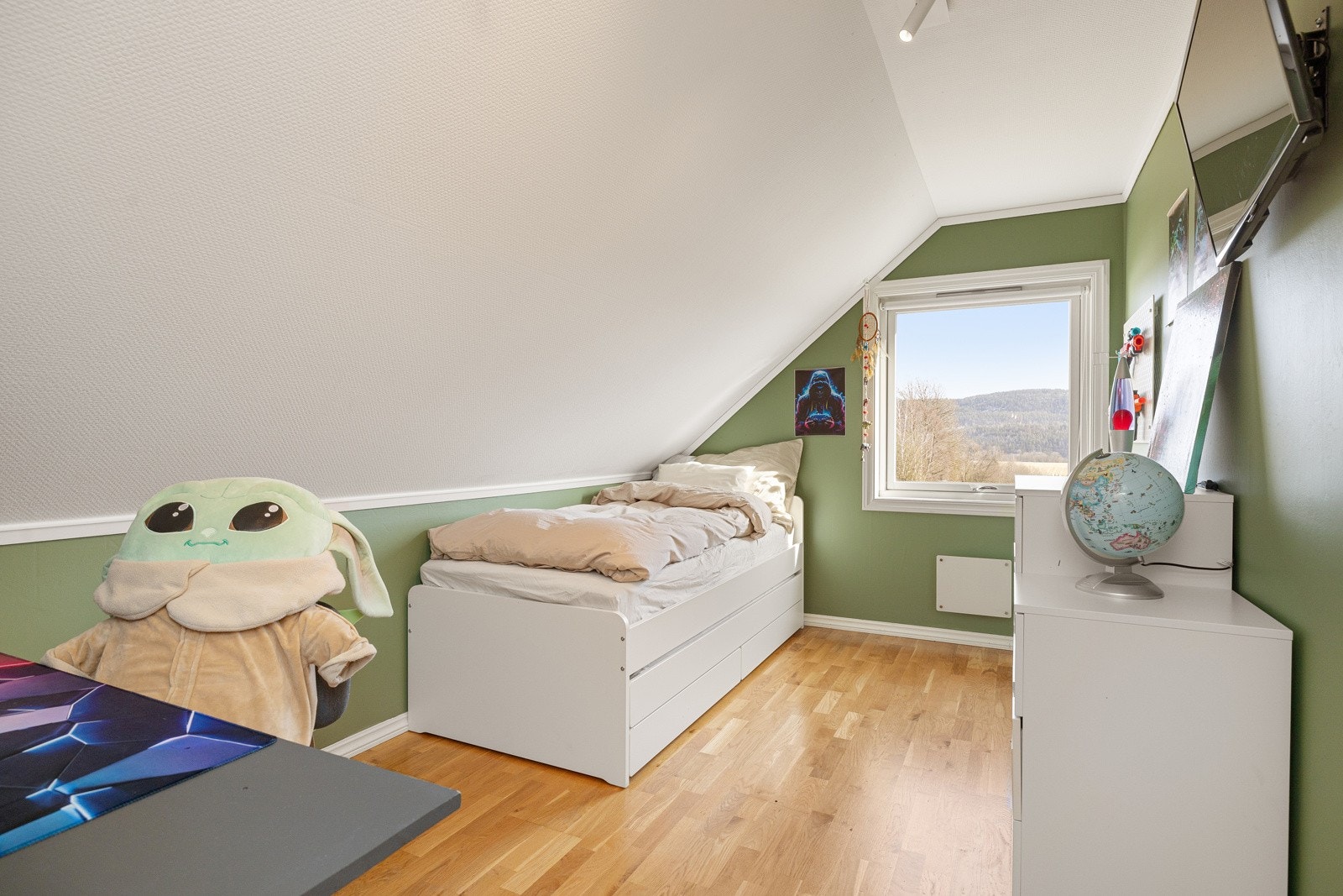 Flott soverom 2 med plass til seng, nattbord og kommode. Galleribilde