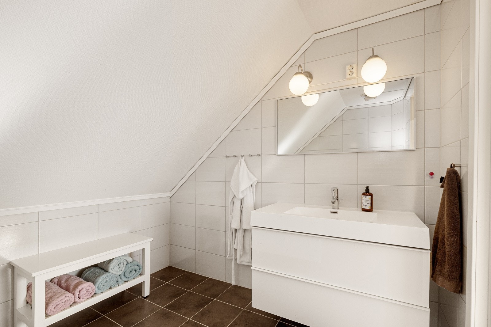 Speil, overflys og stikkontakt på vegg over servant. Inspeksjonsluke til stakeluke i vegg bak toalett. Galleribilde