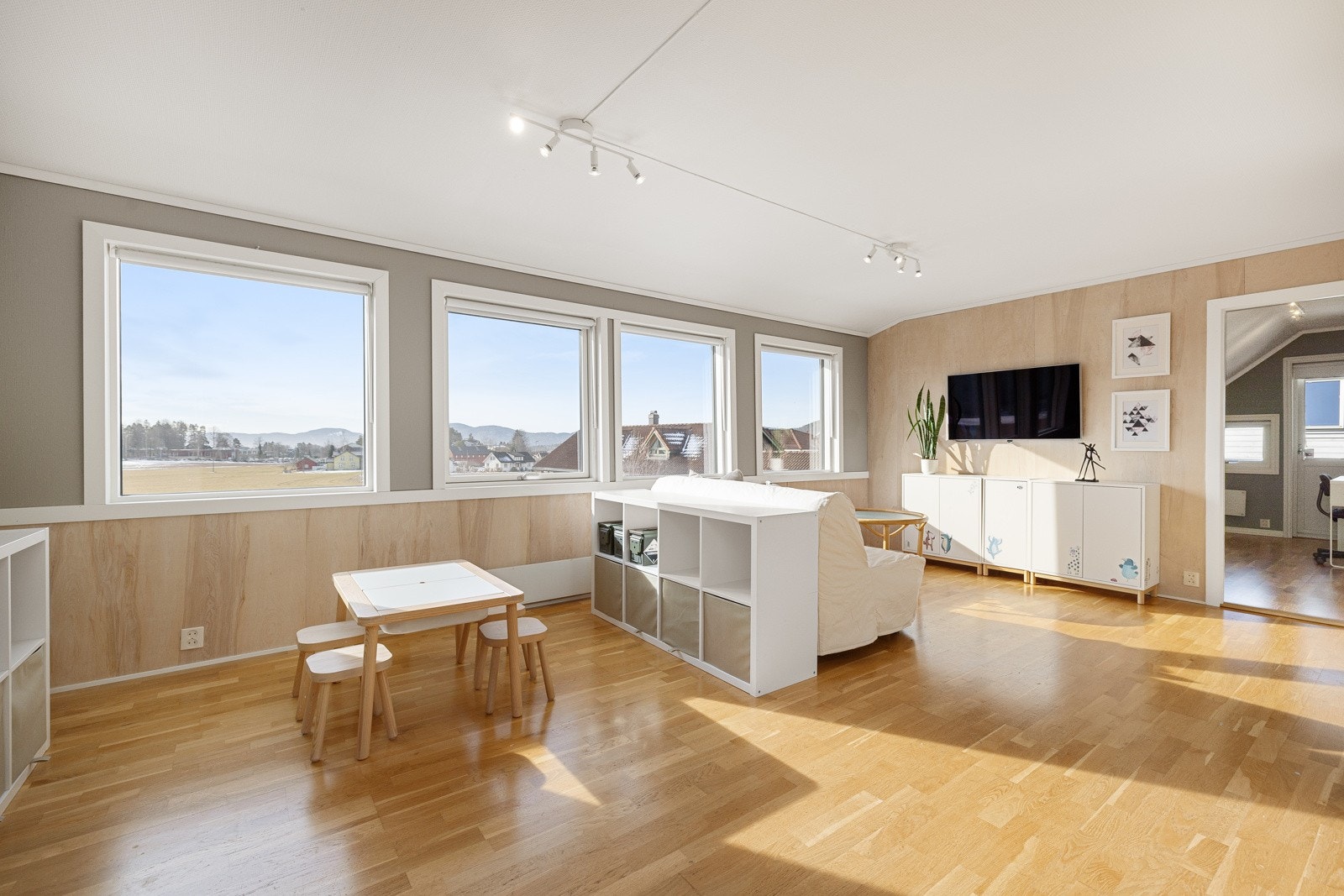 Videre opp til boligens andre etasje finner man en romslig loftstue med flere bruksmuligheter. Galleribilde