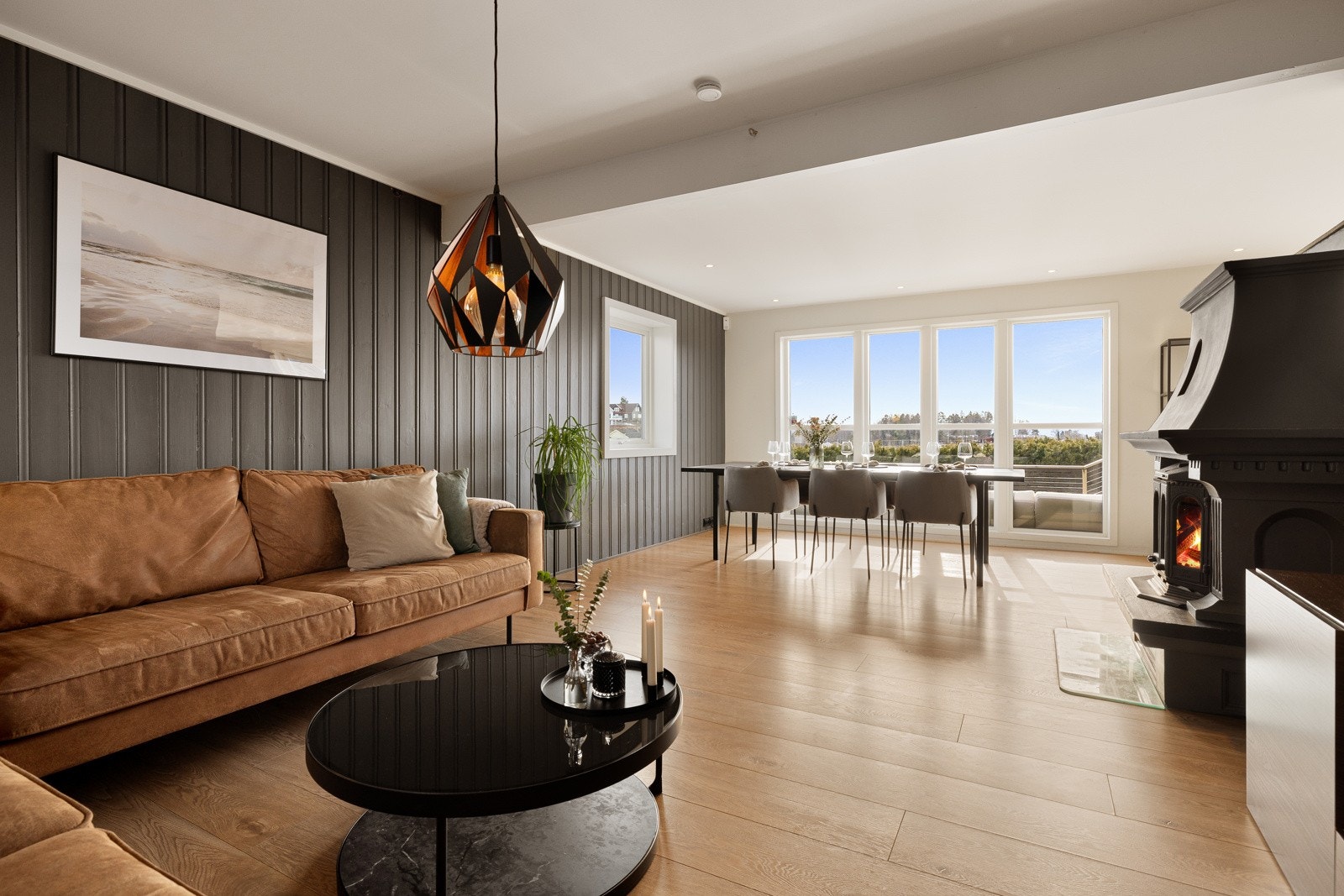 Lun og hyggelig stue med god plass til sofaseksjon med tilhørende møblement. Galleribilde