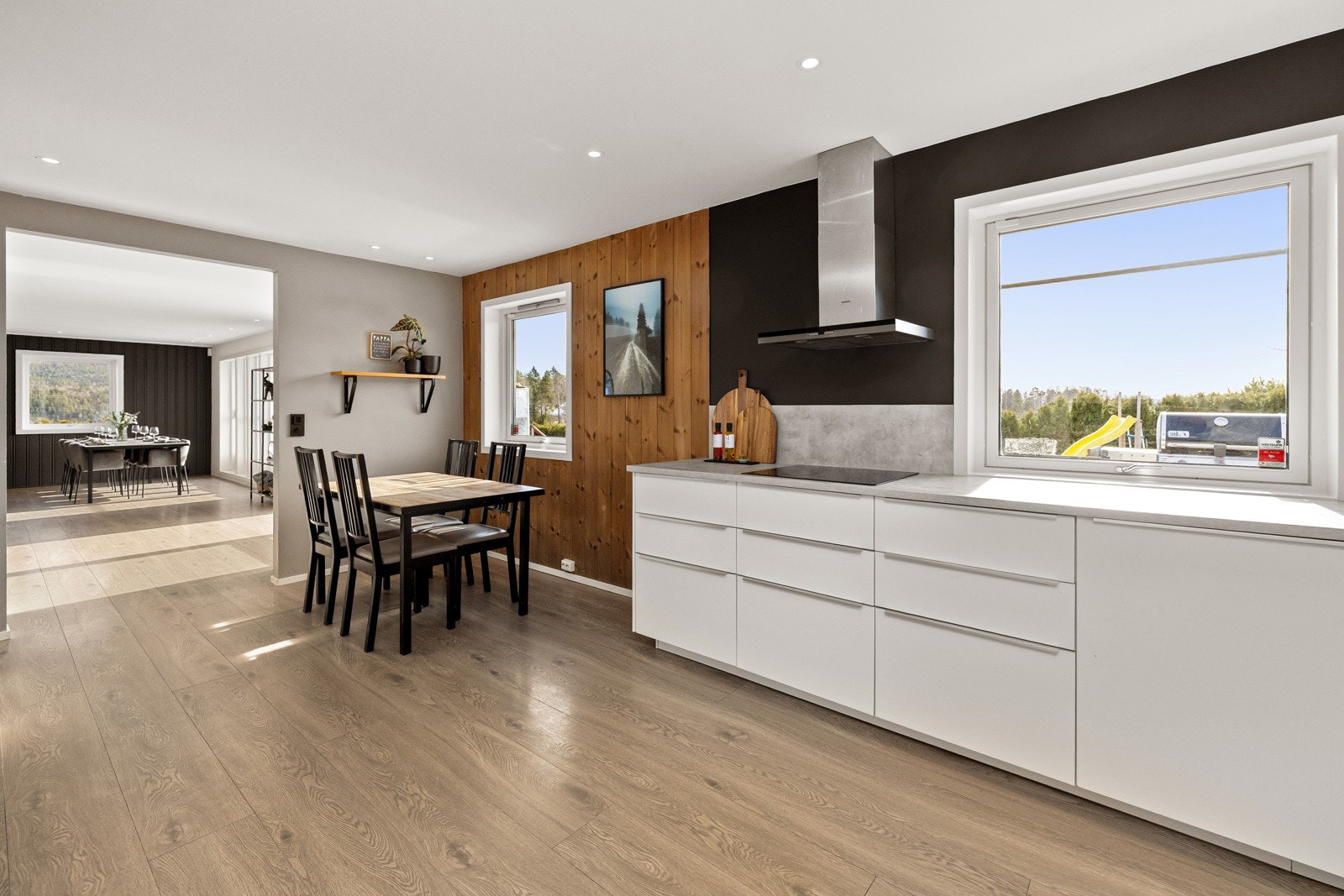 Kjøkkenet har også rom for spisebord, samt hyggelig utsikt mot egen hage. Galleribilde