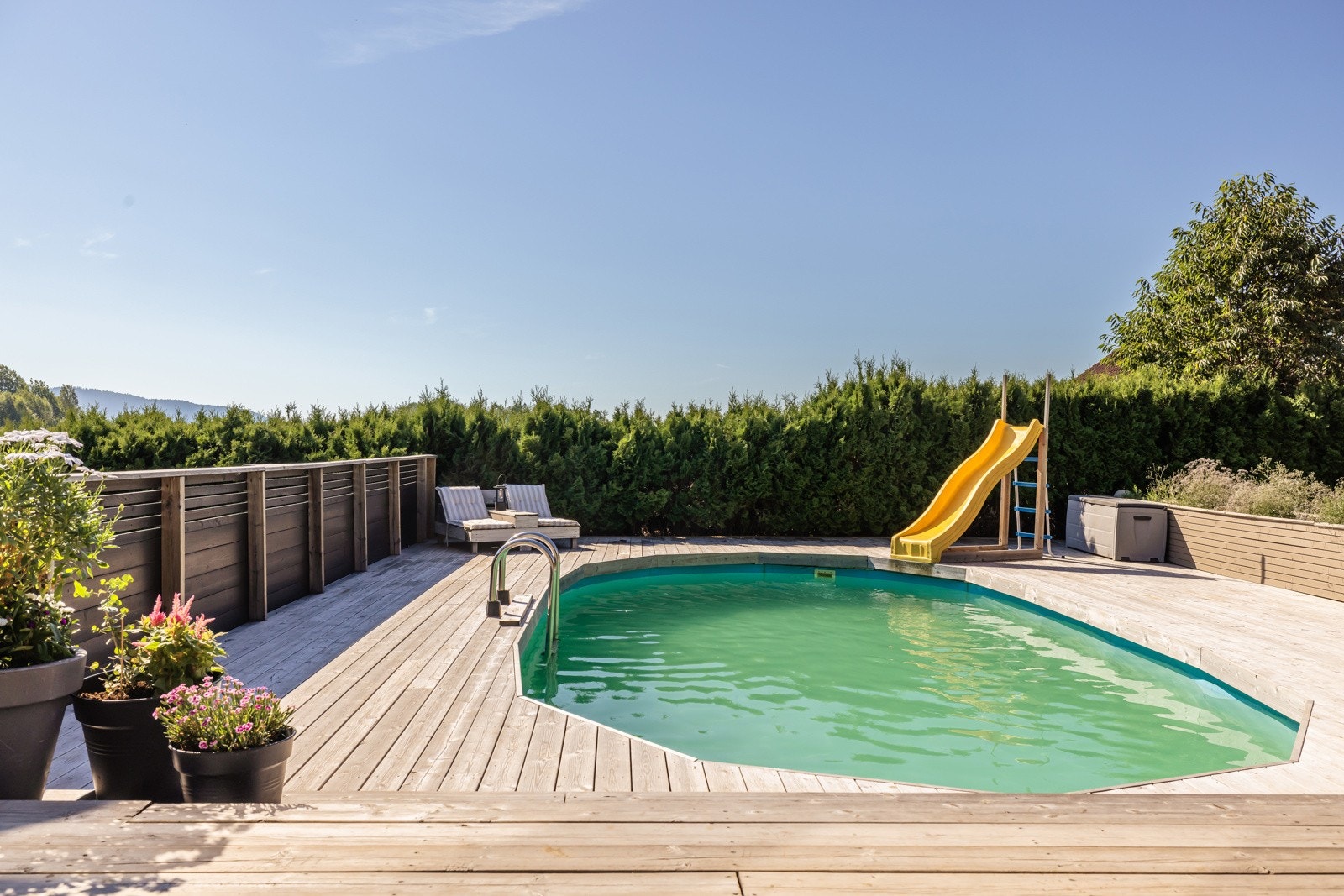 Meget hyggelig terrasse-/ bassengområde med gode solforhold Galleribilde