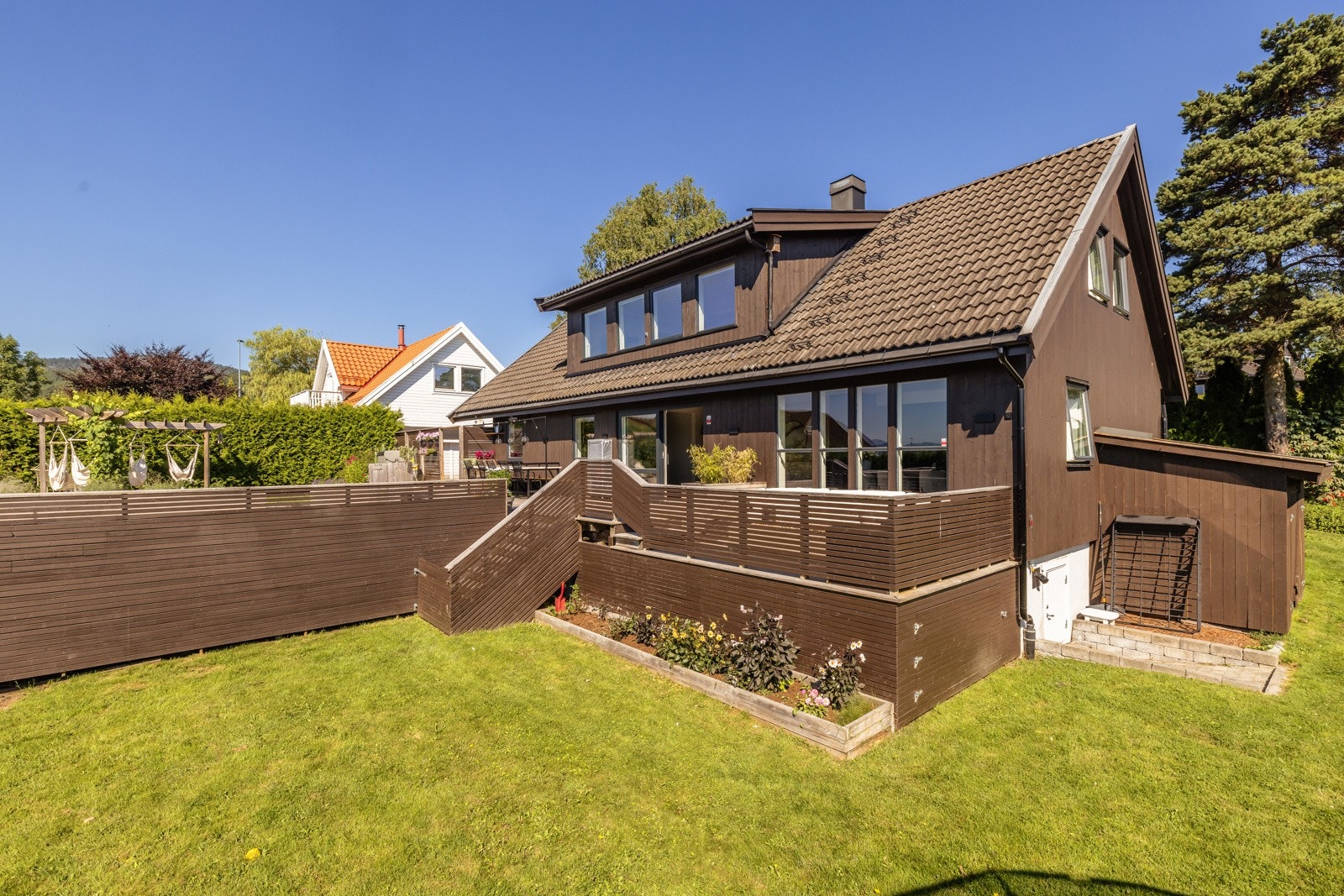 Tomten er stor og har flott gressplen og hyggelig beplantning. Galleribilde