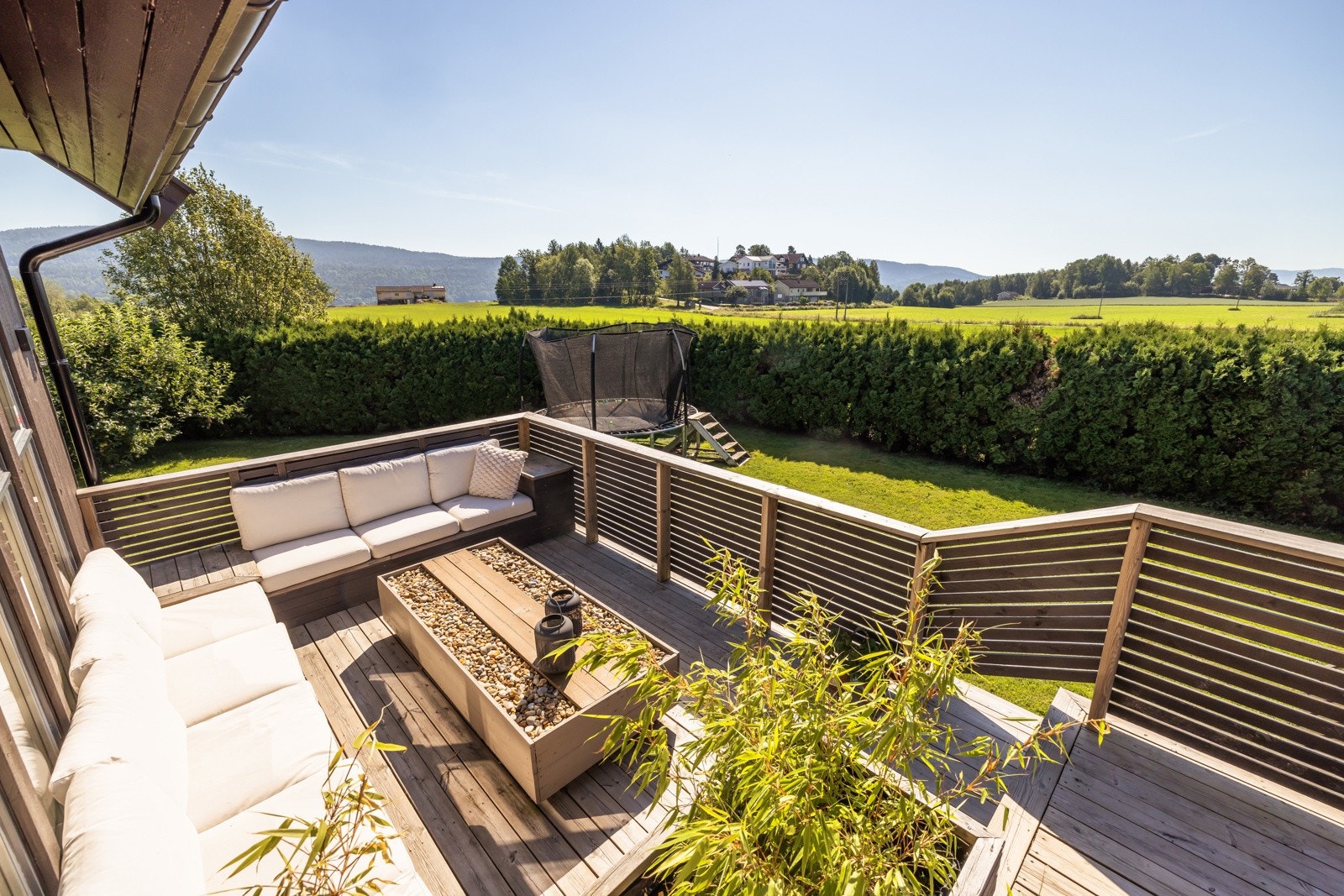 Gode solforhold og rikelig med plass til utemøblement med flott utsikt. Galleribilde