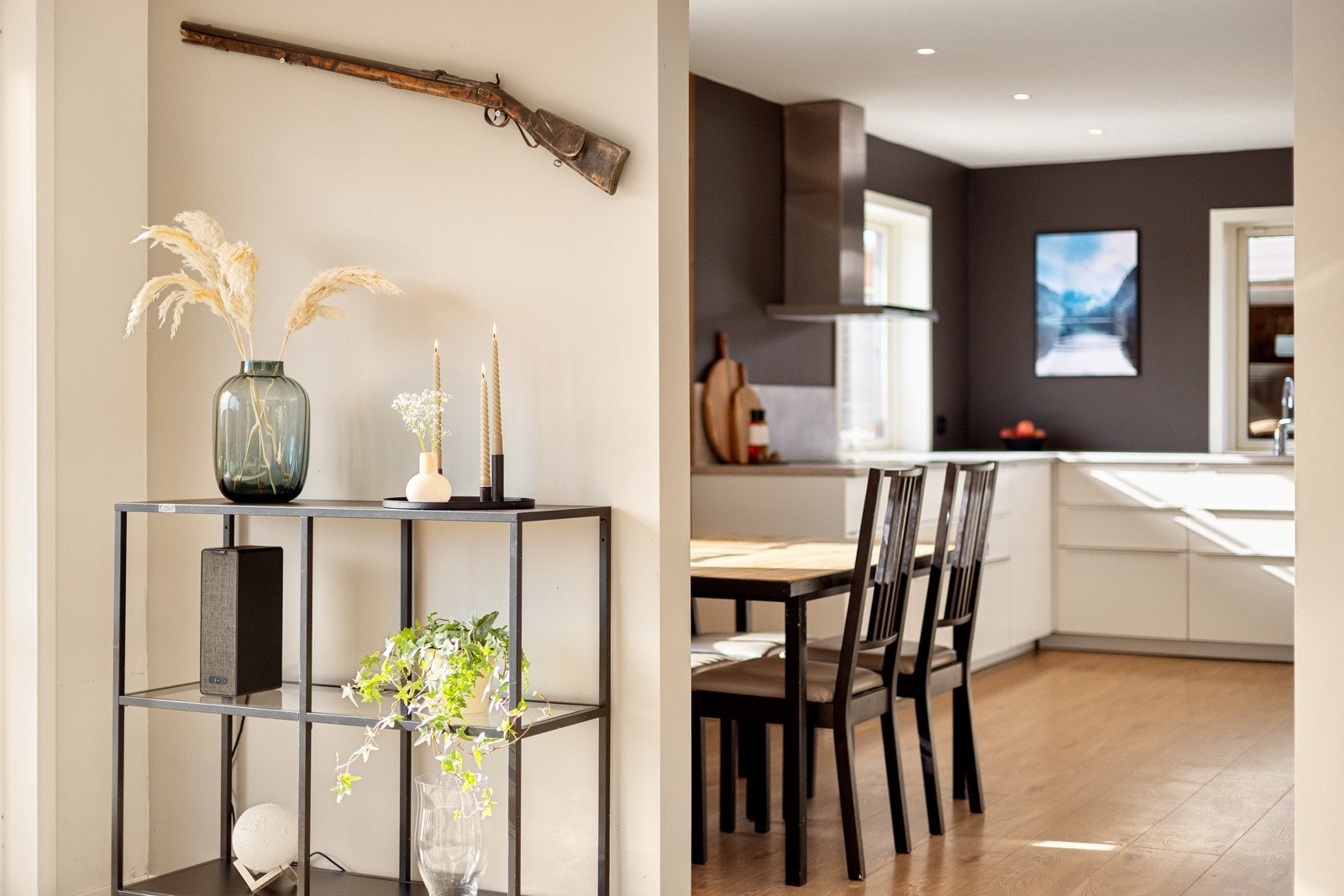 Kjøkkenet ligger i delvis åpen løsning mot stue / spisestue. Galleribilde