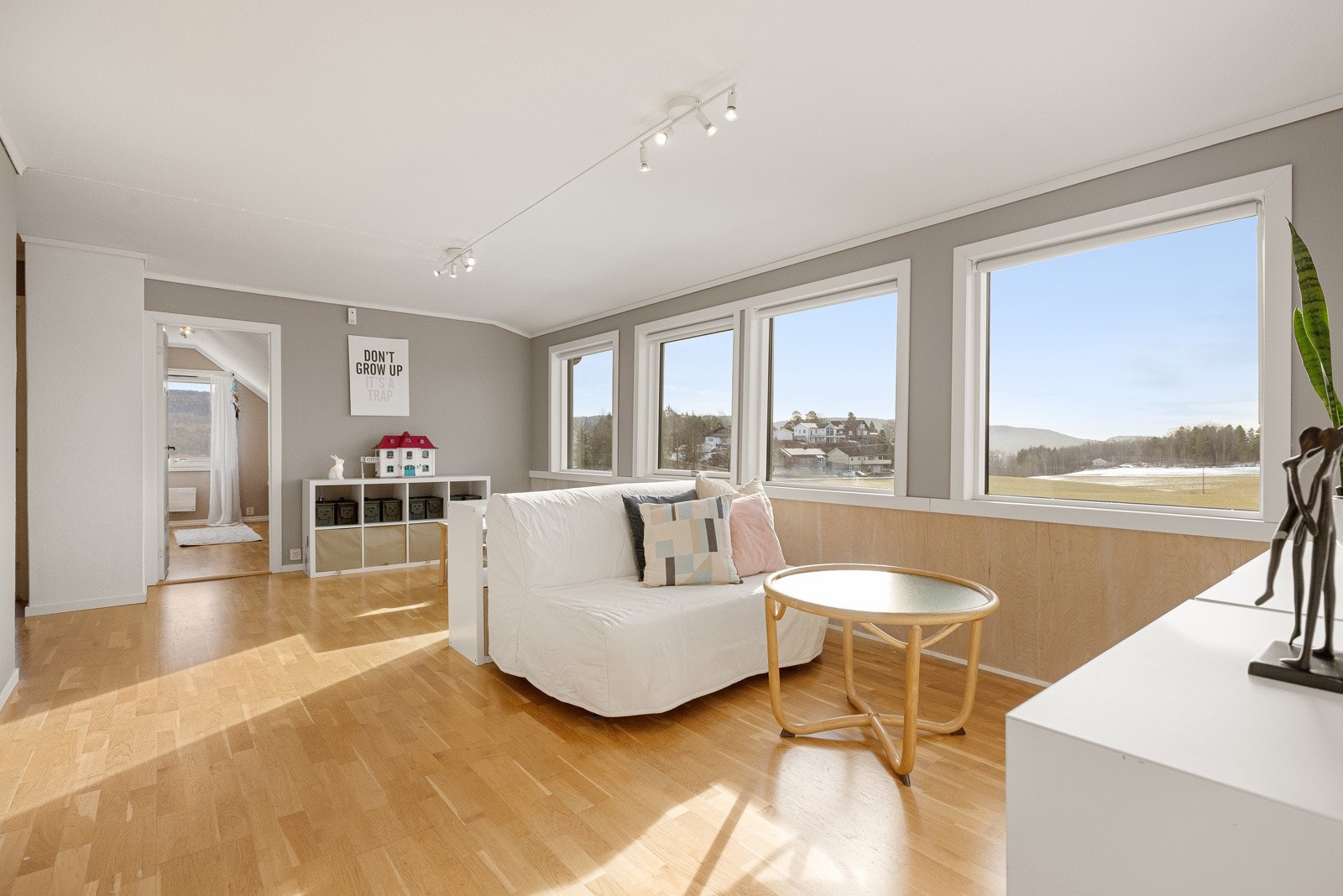 God plass til sofaseksjon med tilhørende møblement, samt mulighet for egen lekesone / lesesone eller kontor - alt etter hva man måtte trenge. Galleribilde