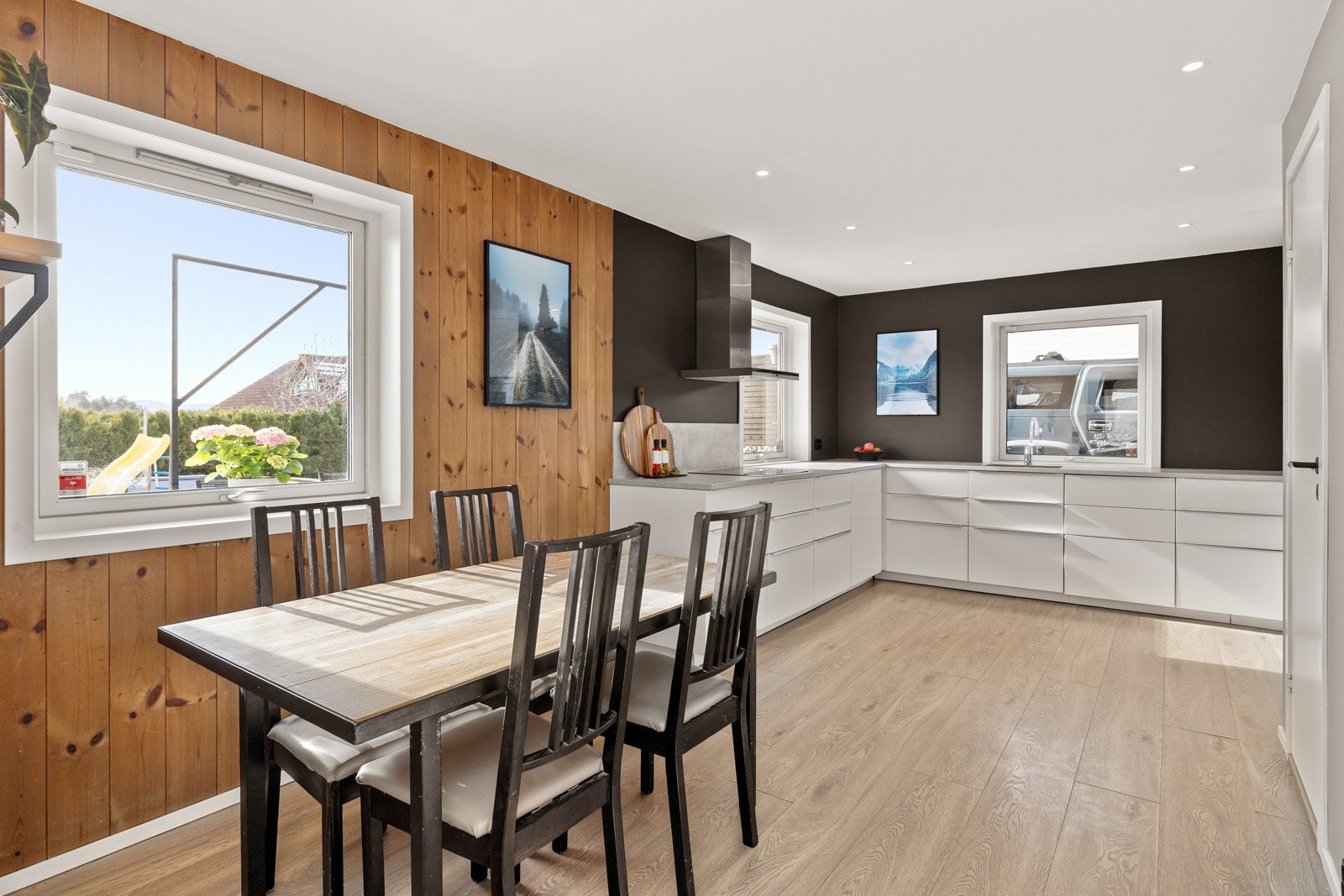 Lyst, pent kjøkken fra 2014 med hvite, slette fronter og benkeplate av laminat. Galleribilde