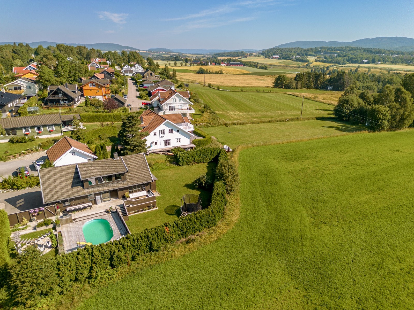Dronebilde over tomten. Galleribilde