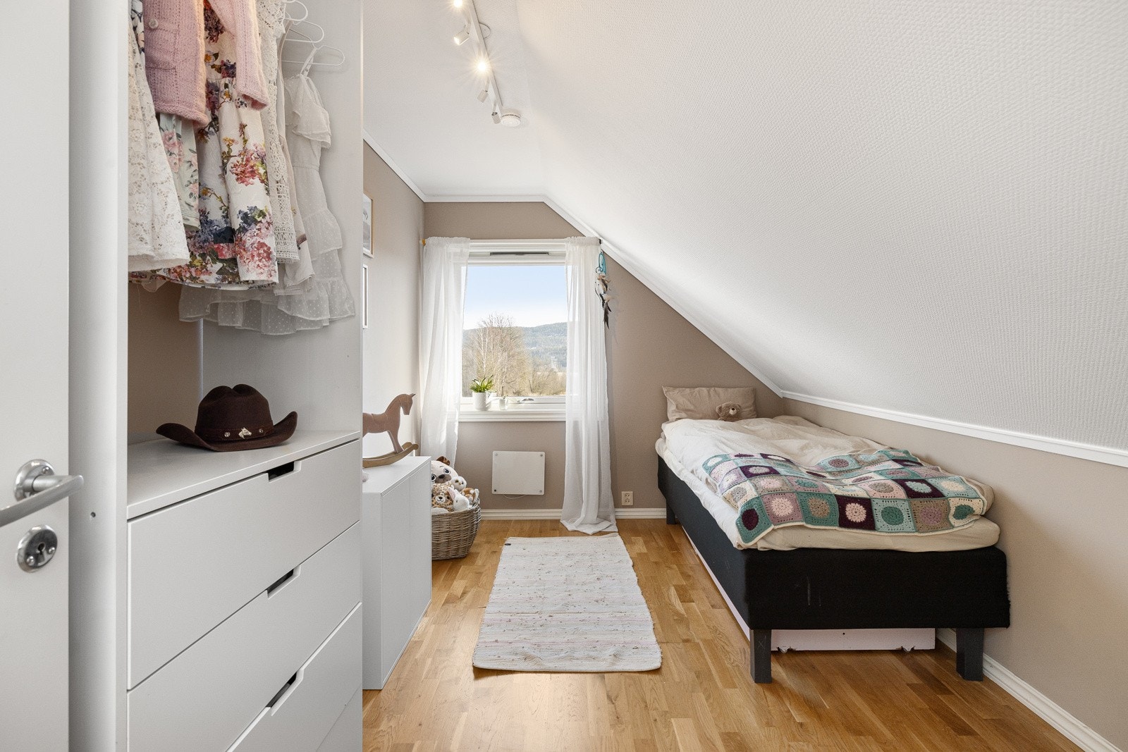 Soverom 3 med rom for seng, nattbord og garderobeskap. Galleribilde