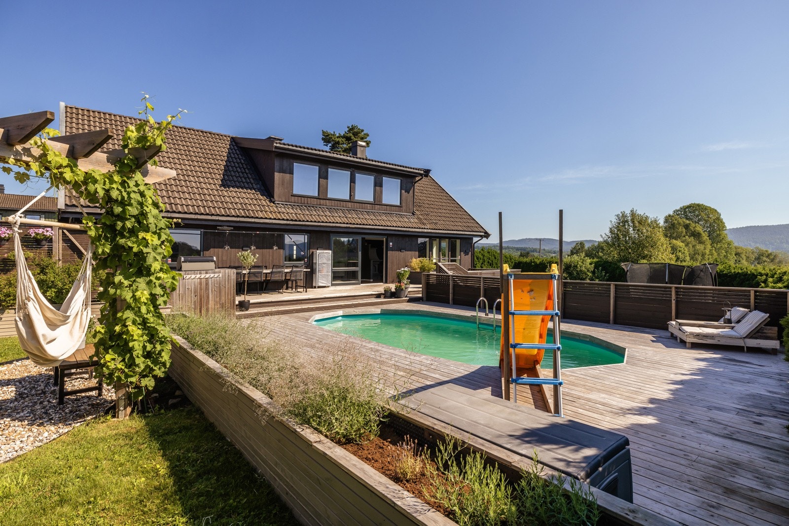 Romslig og meget pent opparbeidet tomt Galleribilde