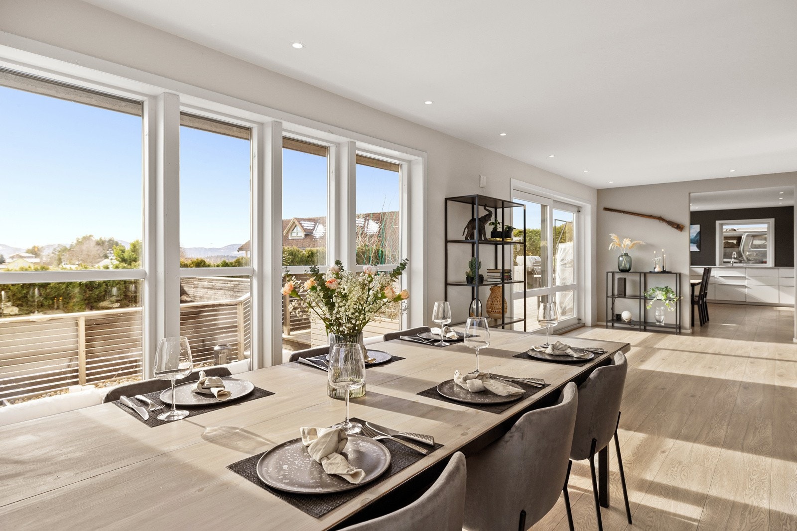 God plass til stort spisebord for hyggelig middagsselskaper. Galleribilde