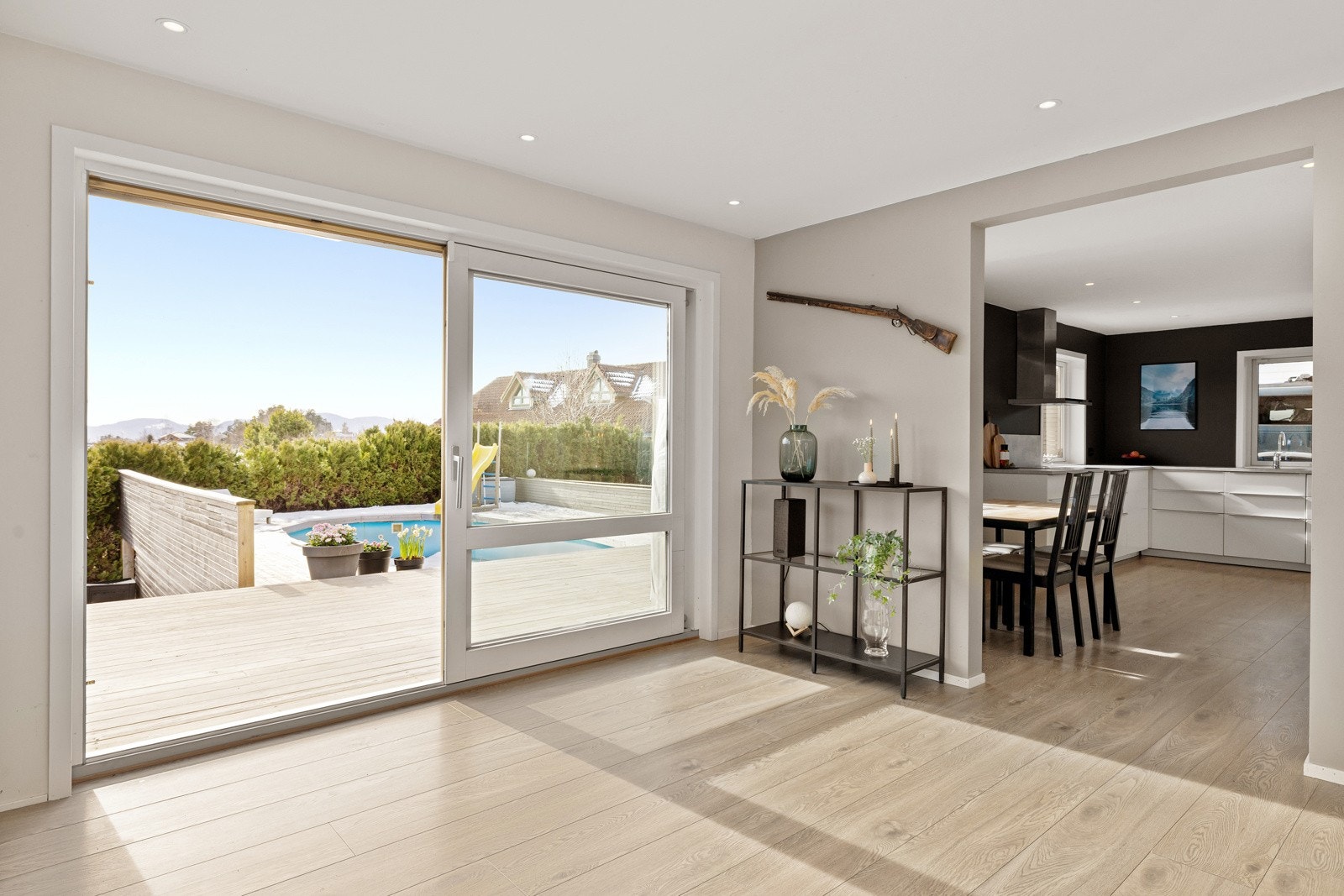 Store skyvedører ut mot boligens flotte uteområde. Galleribilde