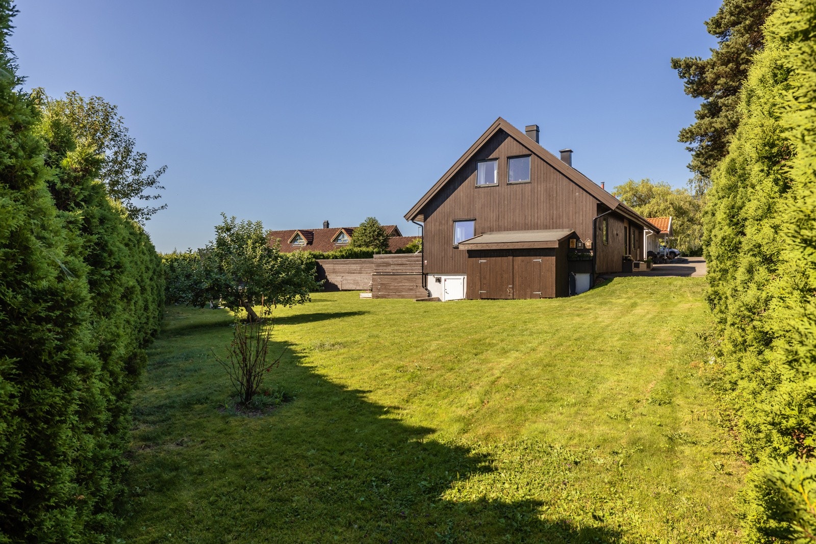 Tomten er stor og har flott gressplen og hyggelig beplantning. Galleribilde