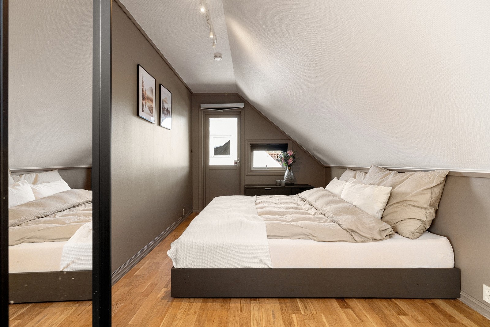 Soverom 4 benyttes i dag som hovedsoverom og har god plass til dobbeltseng og nattbord. Galleribilde