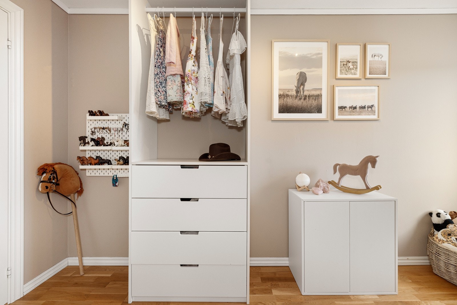 Garderobeskap medfølger. Galleribilde