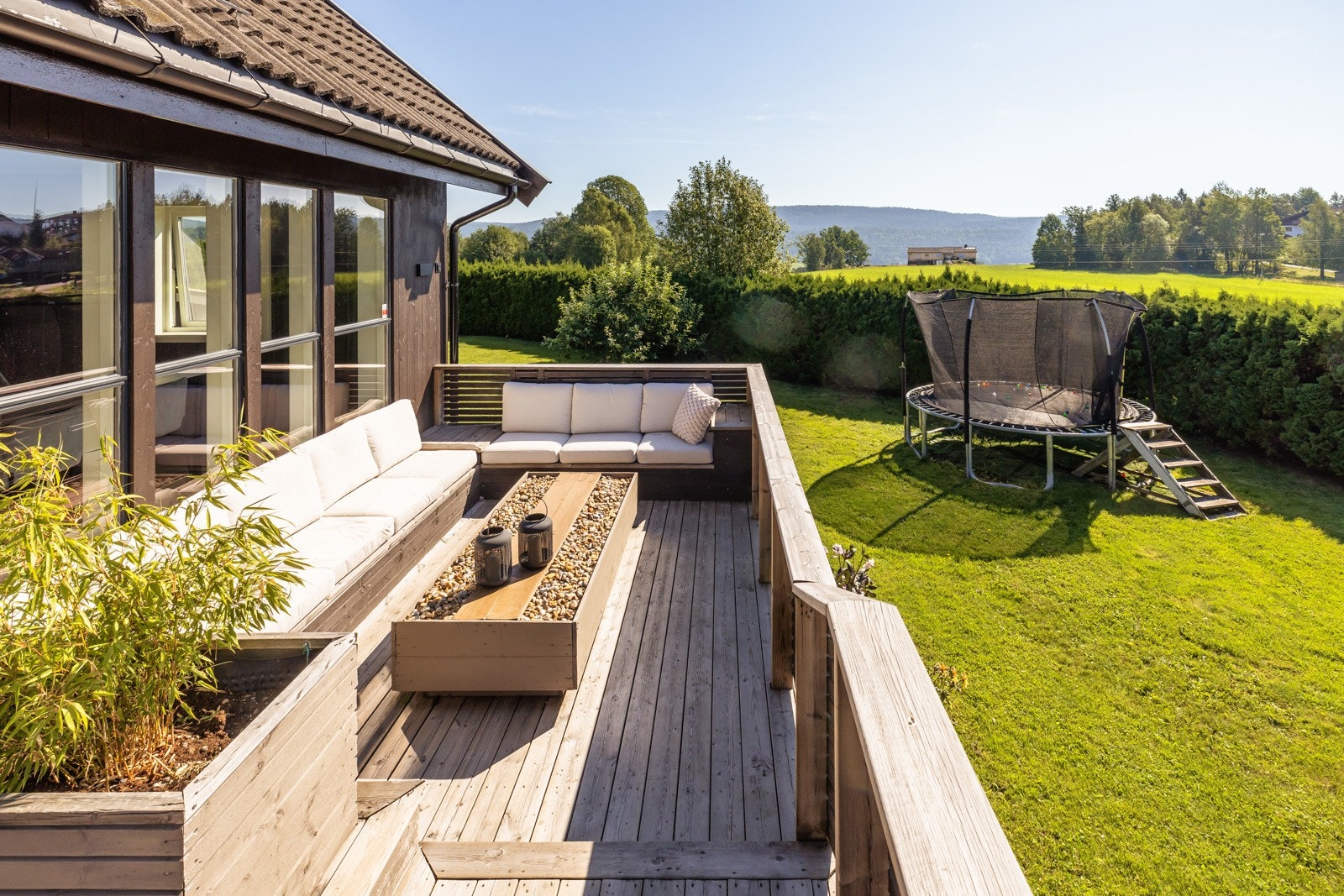 Gode solforhold og rikelig med plass til utemøblement med flott utsikt. Galleribilde