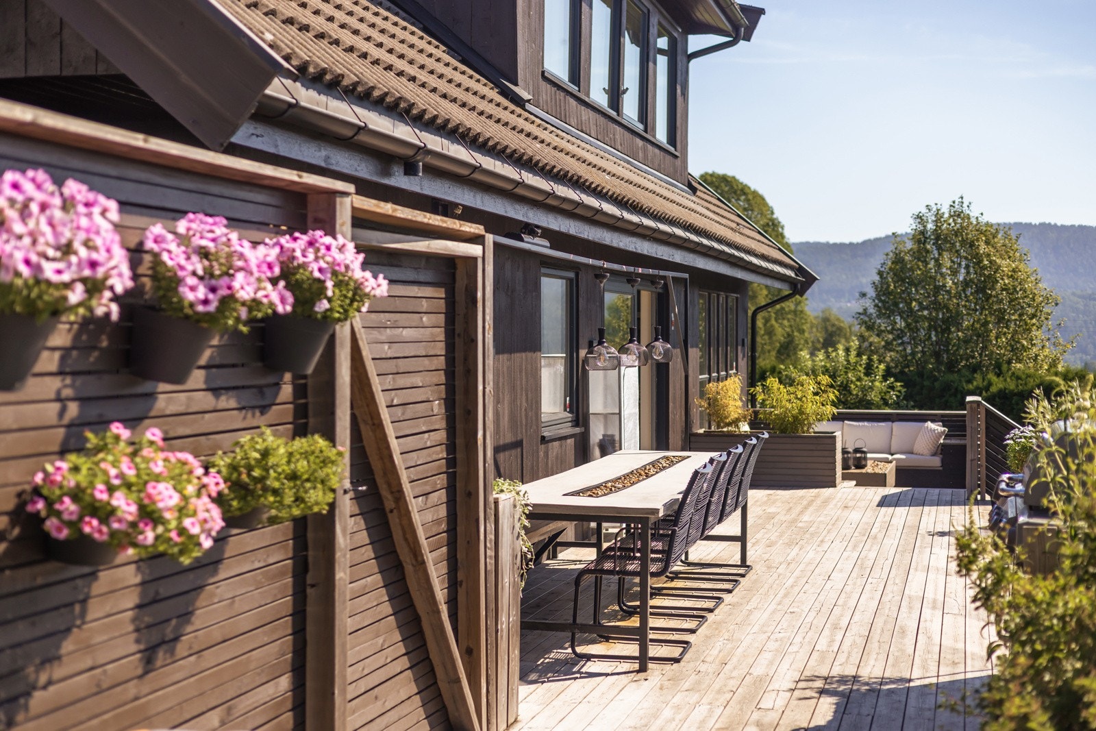 Rikelig med plass for stort spisebord, samt annet møblement på platting. Galleribilde