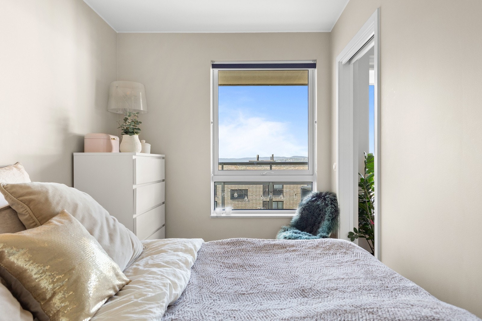 Soverommet er intimt og koselig, samtidig smart utformet med god plass til dobbeltseng og oppbevaring. Galleribilde