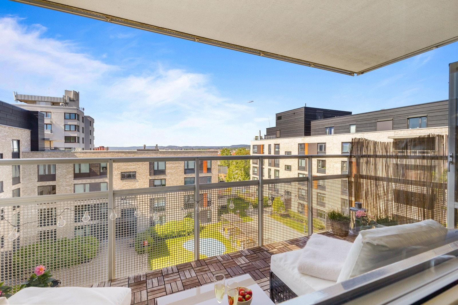 Balkongen blir en herlig forlengelse av stuen på sommerhalvåret. Galleribilde