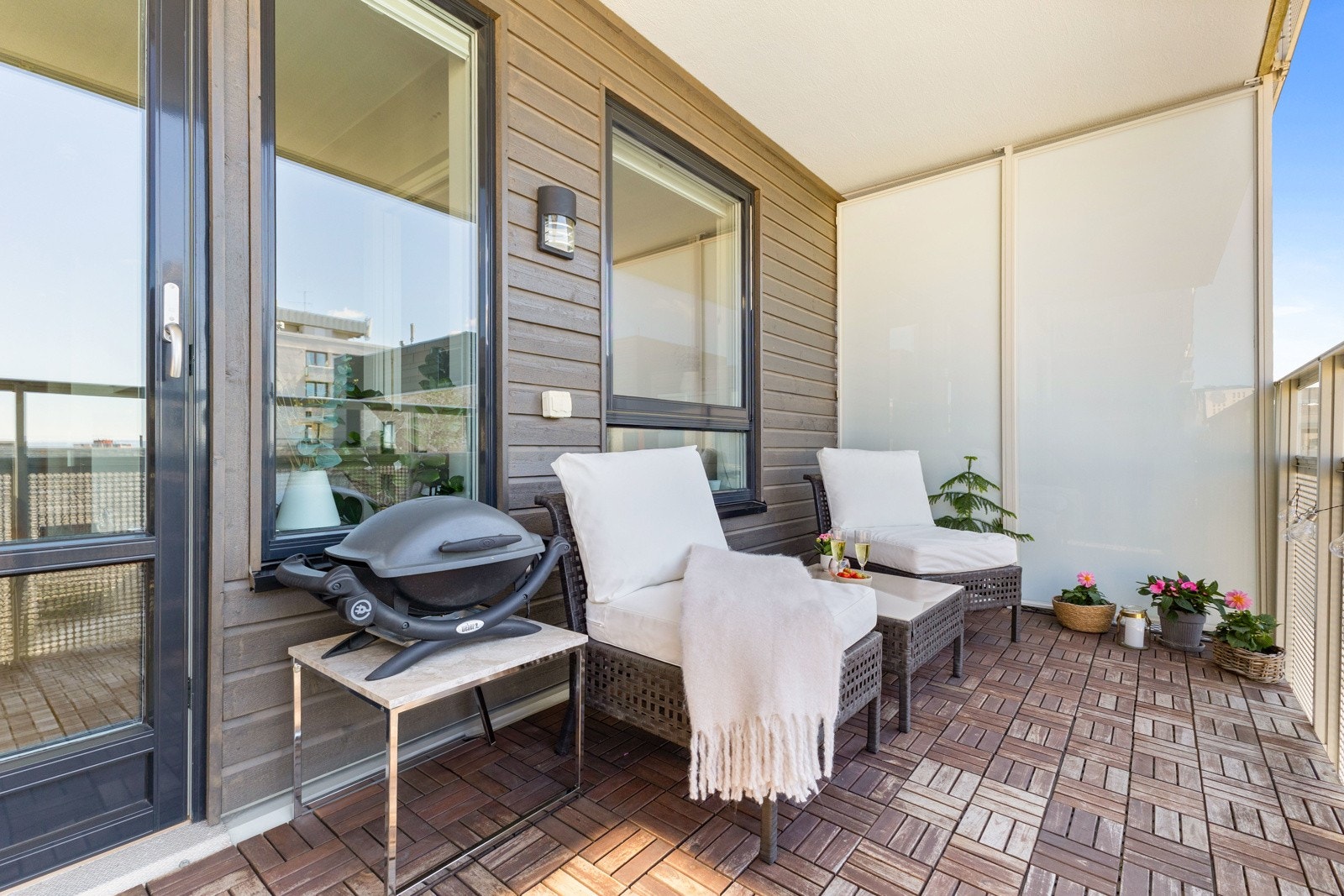 Her får man god plass til grill og diverse utemøblement - Et perfekt sted å koble av. Galleribilde