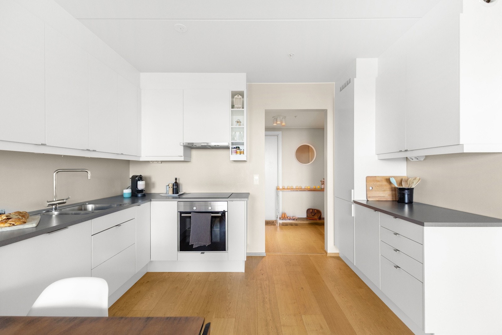 Den U-formede kjøkkenløsningen sikrer god arbeidsflyt med god benke- og oppbevaringsplass. Galleribilde