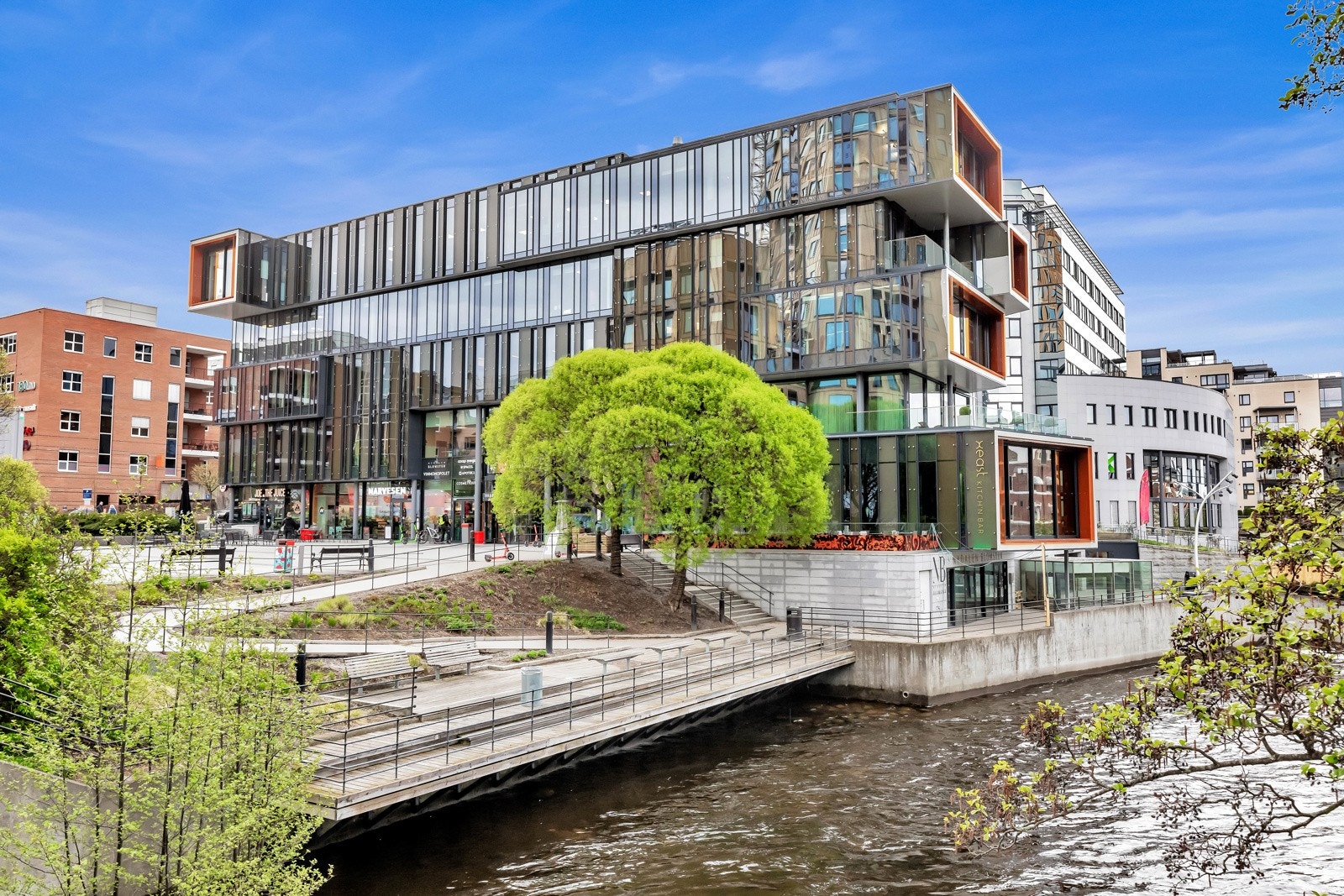 Nydalen badeplass og Handelsskolen BI ligger i kort gangavstand fra leiligheten. Galleribilde