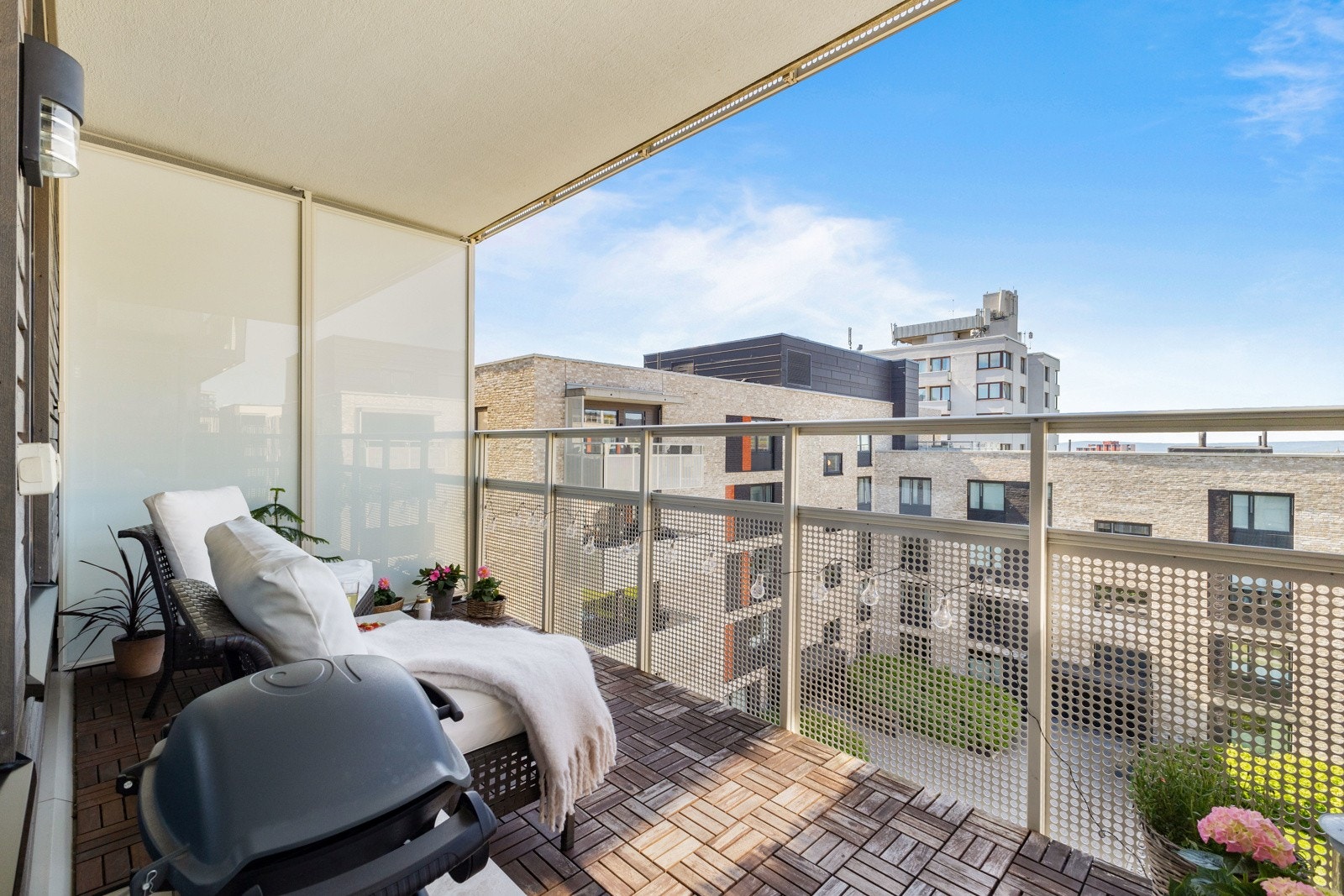 Den overbygde balkongen har skjerming på begge sider for lite innsyn uten bekostning av utsyn. Galleribilde