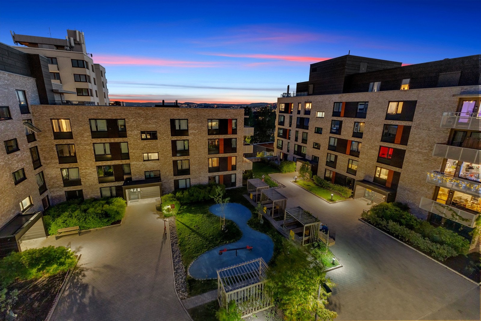 Leiligheten vender mot rolig bakgård med frodig beplantning, asfalterte gangstier og flotte fellesområder. Galleribilde