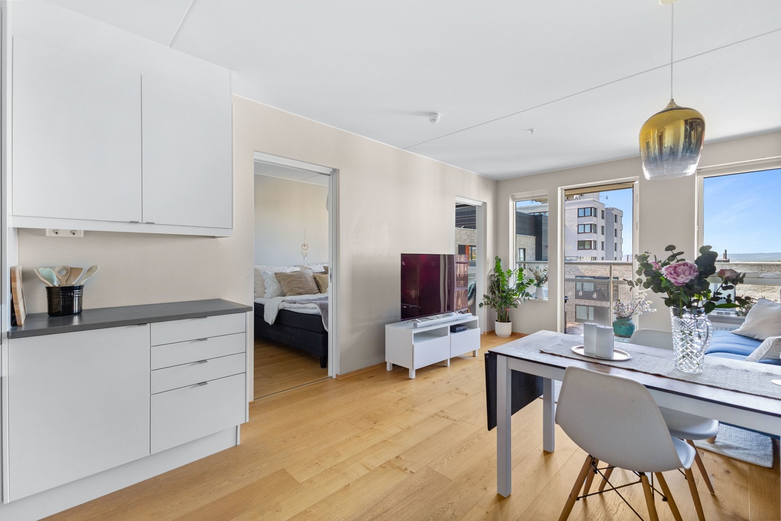 Fra kjøkken og stue er det åpen kontakt med soverommet, med skyvedører for enkel adgang fra begge sider. Galleribilde