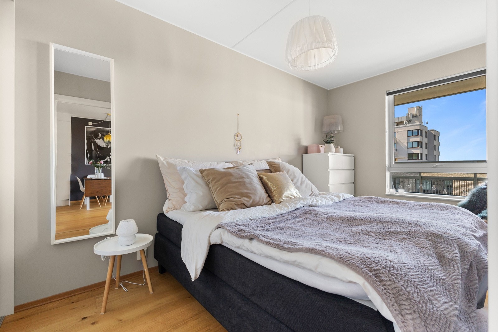 Soverommet er av god størrelse, og vender i likhet med stuen mot rolig bakgård. Galleribilde