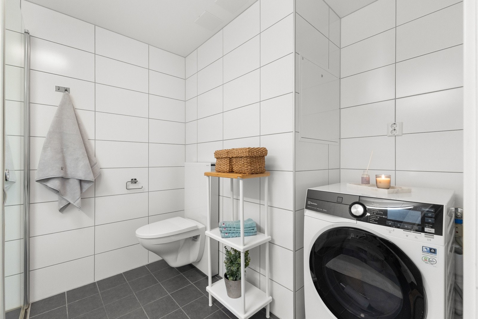 Praktisk oppsett med vaskemaskin, god plass og enkel tilgang. Galleribilde