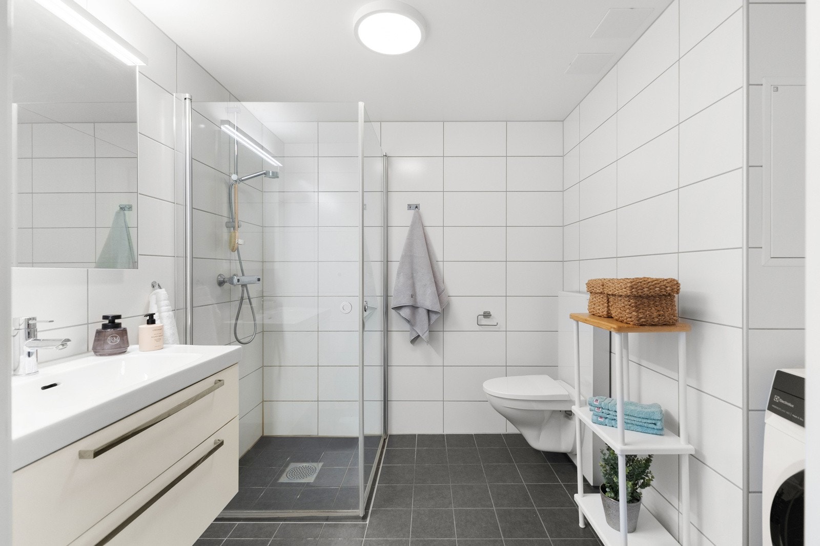 Delikat og flislagt bad med varmekabler. Galleribilde