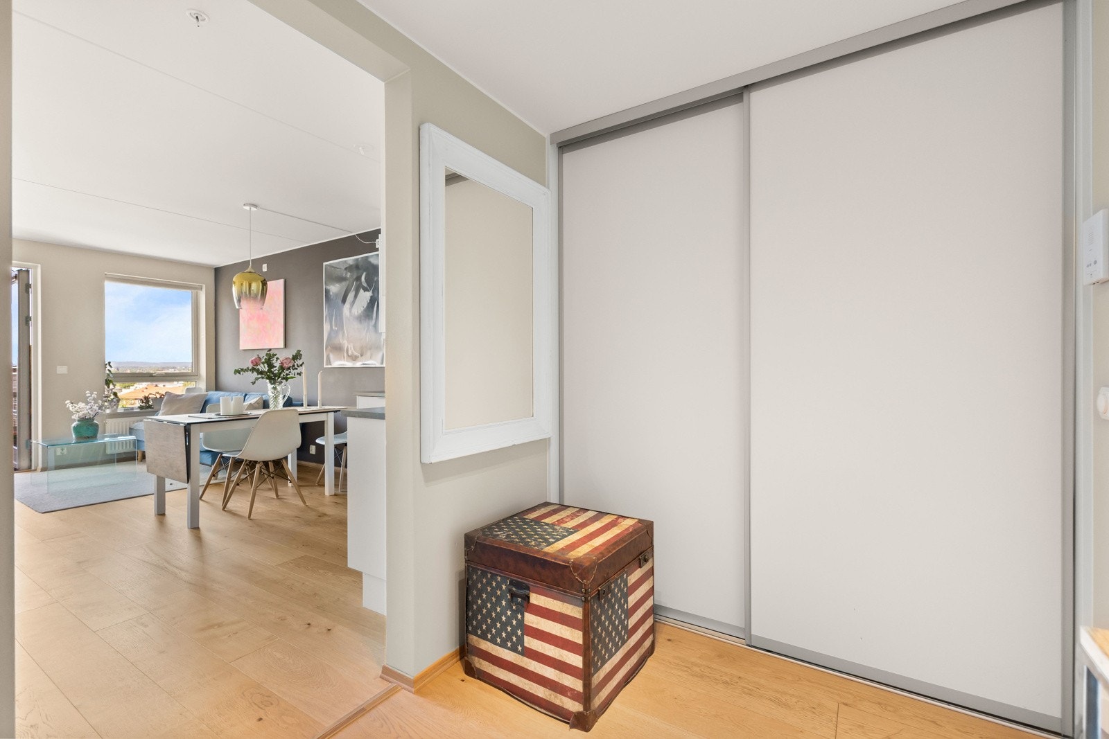 Entréen gir et godt førsteinntrykk, og er utstyrt med skap fra gulv til tak for ekstra god lagring. Galleribilde