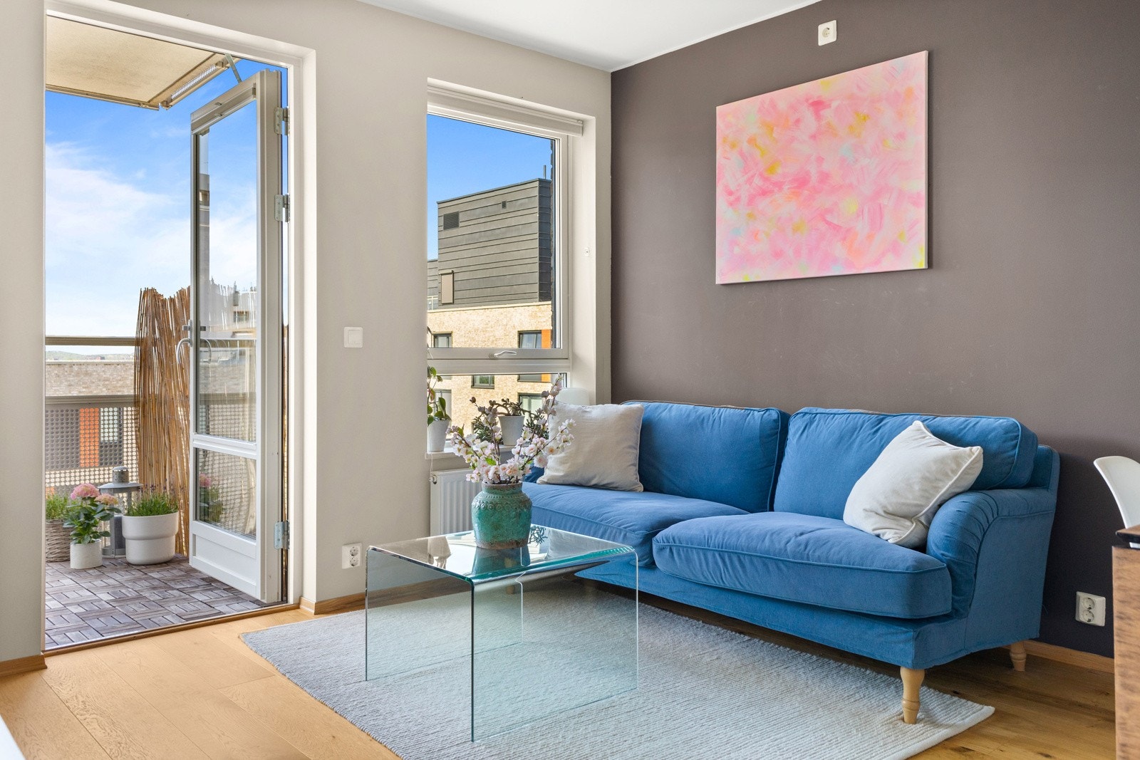 Fra stuen har man direkte adgang til den sydvestvendte balkongen. Galleribilde