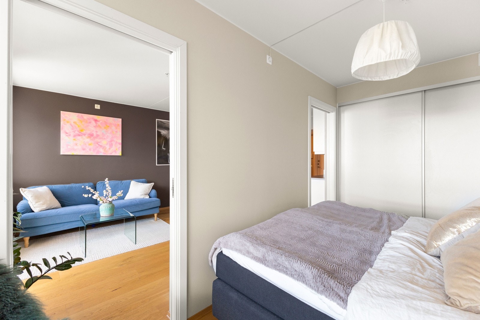 Soverommet har integrert garderobeskap for god oppbevaring. Galleribilde