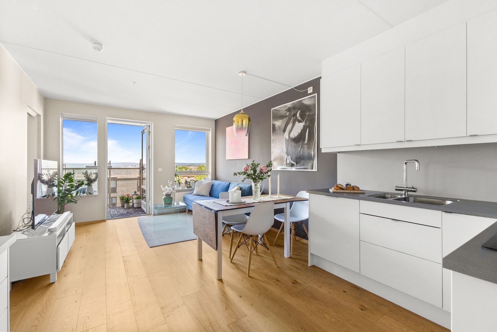 Lys og luftig stue i åpen løsning med store vindusoverflater slipper inn rikelig med naturlig belysning. Galleribilde