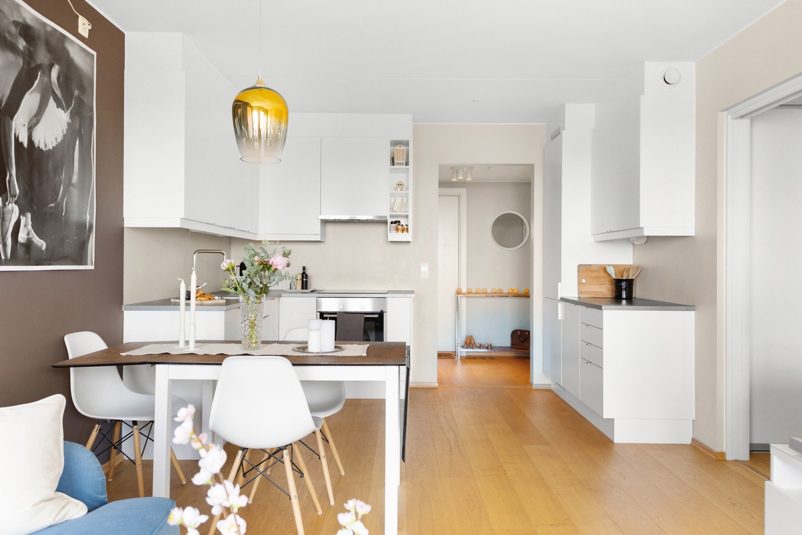 Kjøkkenet er gjennomført med glatte fronter, integrerte hvitevarer og stilrent uttrykk - overskapene er ført helt til tak for ekstra lagring. Galleribilde